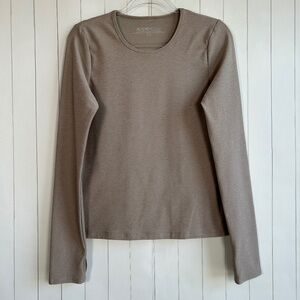 Beyond Yoga size L Featherweight Classic Crew Pullover Spacedye tan w thumbholes